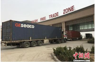 中吉乌国际道路首批农副产品货物进入新疆喀什综合保税区